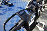 ハンドル部分も3タイプ共通。右側の親指部分にアクセルレバーが、グリップ部分にブレーキレバーがあり、簡単に操作できる。