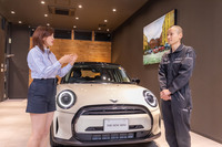 MINIつくばのシニアテクニシャン山﨑耕尚氏（右）。安全なドライブを楽しむために、タイヤのどこをどのように点検すればいいのか、日常点検のポイントを教えてもらった。