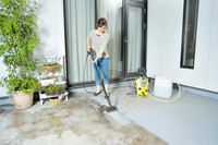 付属の「デッキクリーナー」を使用すれば床面の清掃も楽々とこなせる。