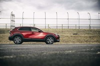 ホイールアーチやボディー下端の樹脂パーツが目を引く「CX-30」のサイドビュー。ドアパネルにキャラクターラインが入らないのもデザイン上の特徴だ。