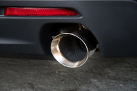 アクセルを踏み込むとなかなかの快音を奏でる左右2本出しのマフラー。「SS」には走行モードに応じてサウンドが変化する、4本出しのエキゾーストシステムが装備される。