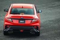 ブーメラン型のコンビランプや4本出しのマフラーエンドが特徴的なリアビュー。