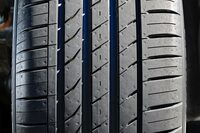 「エヌフィラSU1」のトレッドパターン。中央を通る3本のセンターリブが高い直進安定性のキモで、センターブロックの剛性を最適化することにより、安定した高速走行を可能にしている。