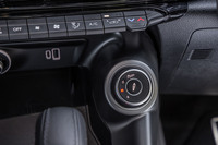 センターコンソール右側に置かれる「アルファDNAドライブモードセレクター」の切り替えスイッチ。ドライブモードは電気のみで走行する「A（アドバンスドエフィシェンシィー）」、システムを最も効率的に利用できるようにパワーや燃料消費を最適化した「N（ナチュラル）」、エンジンとモーターを併用するスポーティーな「D（ダイナミック）」の3種類から選択できる。