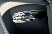 細部の細かなつくり込みも、ラグジュアリーカーならではの魅力。アダプティブクルーズコントロールのレバーにも、あや目模様のローレット加工が施される。