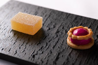 11皿目「カーブチーのパート・ド・フリュイとドラゴンフルーツの焼き菓子」。在来柑橘のカーブチー（皮の厚い小型のみかん）やドラゴンフルーツで作った菓子をデザートに。