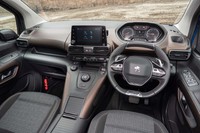 ダッシュボードはグレーとブラウンのツートンでコーディネート。立派なセンターコンソールは「シトロエン・ベルランゴ」にはない特徴的な装備だ。