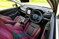 内装色はブラックとボルドーのツートン。ステッチの色はレッドで、各所にピアノブラックやダークキャストメタリックの装飾が施される。