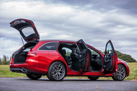 「E200ステーションワゴン スポーツ」のボディーサイズは全長×全幅×全高＝4955×1850×1465mm、ホイールベースは2940mm。全長は「セダン」よりも15mm長い設定になっている。