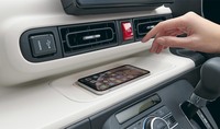 インストゥルメントパネルのセンターには、オプションでスマートフォンの非接触充電トレーも用意される。