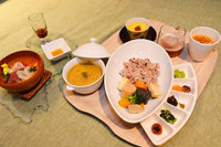 有磯海SA（下り）の「越中とやまのやくぜんカレー“豊かな大地 みな穂の恵み”」。