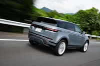 最大渡河水深は、従来型よりも100mm増えた600mmに。スタイリッシュな都会派という位置付けだが、基本となるオフロード性能は上級モデルに迫るものがある。