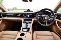 試乗車には「サドルブラウン」と「ルクソールベージュ」のコンビネーションによるインテリア（オプション）が採用されていた。