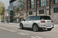 17インチのアロイホイールは、「ミッドナイト ブラック メタリック」のボディーカラーにはブラックを、「ホワイト シルバー メタリック」にはシルバーを組み合わせている。