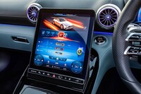 縦型の11.9インチディスプレイは、画面の角度を変えることで、外光の反射を抑えることができる。