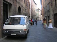 2006年夏、夕刻のシエナにたたずむ「バネット」。