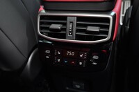 後席用のエアコン操作パネル。両脇にUSBタイプCポートが1つずつ備わっている。