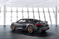 マットブロンズ仕上げの20インチホイールを装着する「アウディR8 V10ディセニアム」。ボディーカラーは専用色として設定されたデイトナグレイ マットエフェクトのほか、6色から選択できる。