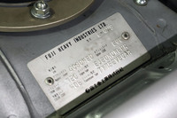 車台番号のプレートからも日本仕様であることが分かる。年次改良の種類を示す、スバル独特の「アプライドモデル」表示も。