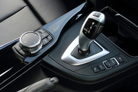 組み合わされるトランスミッションは8段ATのみ。シフトレバーの傍らには、走行モードの選択スイッチがレイアウトされる。