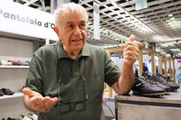 パントフォラ・ドーロの熟練職人であるファビオ氏（1955年生まれ）。