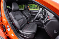 「ルノースポール」由来となる「R.S.ライン」のデザインが採用されたフロントシート。張りのある滑らかなレザーと、体の滑りを抑制するスエード調の素材で仕立てられており、ヒーターが標準で装備されている。