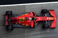 2021年のテクニカルレギュレーションでは、ダウンフォース削減のためディフューザーなどリアセクションが変更されている。F1マシンは、フロア下の空気を後端のディフューザーで“引き抜いて”ダウンフォースを発生させているが、今季は後輪前のフロアの面積が絞られ、かつ横からの乱流を防ぐシーリング効果も低減された。これら変更が、前傾が強めのハイレーキマシンに有利に、逆にローレーキに不利に働いている、というのがシーズン序盤の話題となっている。（Photo=Ferrari）