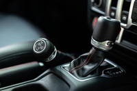 センターコンソールに備わるシフトセレクターとトランスファーレバー。8段ATや副変速機、ファイナルギアなどのギア比は、いずれも「ラングラー アンリミテッド ルビコン」と同じだ。