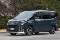 「トヨタ・ノア」のデザイン違いの姉妹車にあたる「ヴォクシー」。「ノアS-G／S-Z」に劣らぬ、立派なフロントグリルを備えている。（写真：向後一宏）