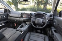 ダッシュボードのデザインは従来モデルと変わらない。ほとんど黒のモノトーンの仕立てながら、ステッチ等の工夫によって明るくオシャレに見える。