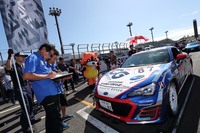 もてぎのグリッドでスタートを前に、準備に余念がない佐野泰弘エンジニアと凛太郎選手の87号車。最終ラウンドの岡山ではCG ROBOT RACING TEAMの真価を発揮したいところだ。