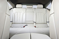 ラウンジを思わせる形状の後席。40：20：40の3分割可倒式となっている。