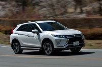 4WD車には三菱独自の車両統合制御システム「S-AWC」が搭載される。電子制御4WDのほか、アクティブヨーコントロールやアクティブスタビリティーコントロール、ABSを統合制御することで、運動性能や安定性を高めている。