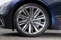 ダークティント仕上げのアルミホイールで足元の主張も控えめ。ただしサイズは22インチ！