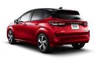 前後フェンダーの拡幅などによって3ナンバー規格となる「ノート オーラ」。ボディーサイズは全長×全幅×全高＝4045×1735×1525mm。