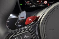 エンジンやトランスミッション、ステアリング、ダンパー、4WDなどの特性は、ユーザーの好みに合わせて変更可能。プリセットした設定は、赤い“Mボタン”を操作すれば瞬時に適用される。