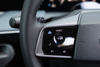 「プロパイロット2.0」の操作スイッチは、従来型がステアリングホイールの右スポークにあったの対し、新型では左側にレイアウトされている。これは最新の日産車に共通する配置だ。