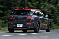ワインディングロードを行く「MINIジョンクーパーワークス クラブマン」。0-100km/h加速は4.9秒、最高速は250km/hという動力性能を実現しているという。