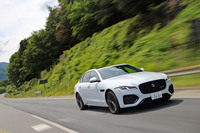 「P300」のエンジンは1500-2000rpmという回転域で400N・mの最大トルクを発生。1.8tを超える車重のEセグメントセダンを、力強く加速させる。