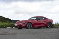 長いノーズがFRのスポーツカーであることを印象づける「スープラ」。2470mmのホイールベースは、同じトヨタのFRスポーツ「86」の値より100mmも短い。