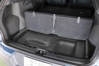 デッキボードの下にも収納スペースが。走行中に積み荷が動き回らないよう、小さな区割りに分けられているところが見識だ。