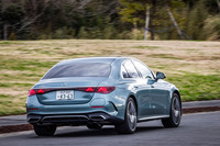 今回の試乗車は「ヴェルデシルバー」と呼ばれる薄いグリーンのメタリックカラーをまとっていた。新型「Eクラス」には、これを含む無償外板色が7色、有償外板色が3色設定されている。
