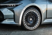 試乗車はオプションの「ブラックパッケージ」装着車で、足もとには標準設定の19インチホイールと235/55R19サイズのタイヤではなく、ブラック塗装の20インチホイールと245/45ZR20サイズのタイヤが装着されていた。