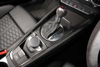 アルカンターラ巻きのシフトレバーやカーボン製のコンソールパネルなどからも、素材へのこだわりが伝わってくる。