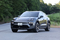 2024年1月にグローバルデビューした2代目「ポルシェ・マカン」は、「ポルシェ・タイカン」に次ぐフル電動モデルとして登場。日本では従来型の内燃機関搭載モデルも併売されている。