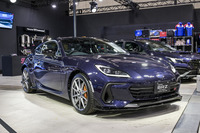 「東京オートサロン2025」のスバル／STIブースに展示された「スバルBRZ STI SportパープルエディションSTIパフォーマンス」。日本向けのスバルBRZでは初採用となる外板色「ギャラクシーパープル・パール」と、ブラックのパーツでコーディネートされる。