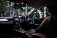 ドライバーを中心に設計されたインテリア。機能美を感じさせる、フローティング形状のセンターコンソールが目を引く。