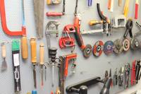 これはクルマではなく、カスタムナイフ作りにいそしむ、あるイタリア人の工作室。本人いわく「作業場の乱れは心の乱れ」である。