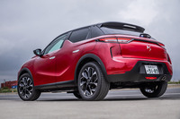 外板色は写真の「ルージュディーバ」のほか、「ブランバンキーズ」「クリスタルパール」「グリラケ」の全4色が設定される。ルーフはいずれもブラックで、バイトーンカラーが標準仕様となる。