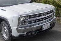上下2段のヘッドランプとメッキのグリル＆バンパーによって、往年のアメリカンSUVを思わせる姿に仕立てられている。